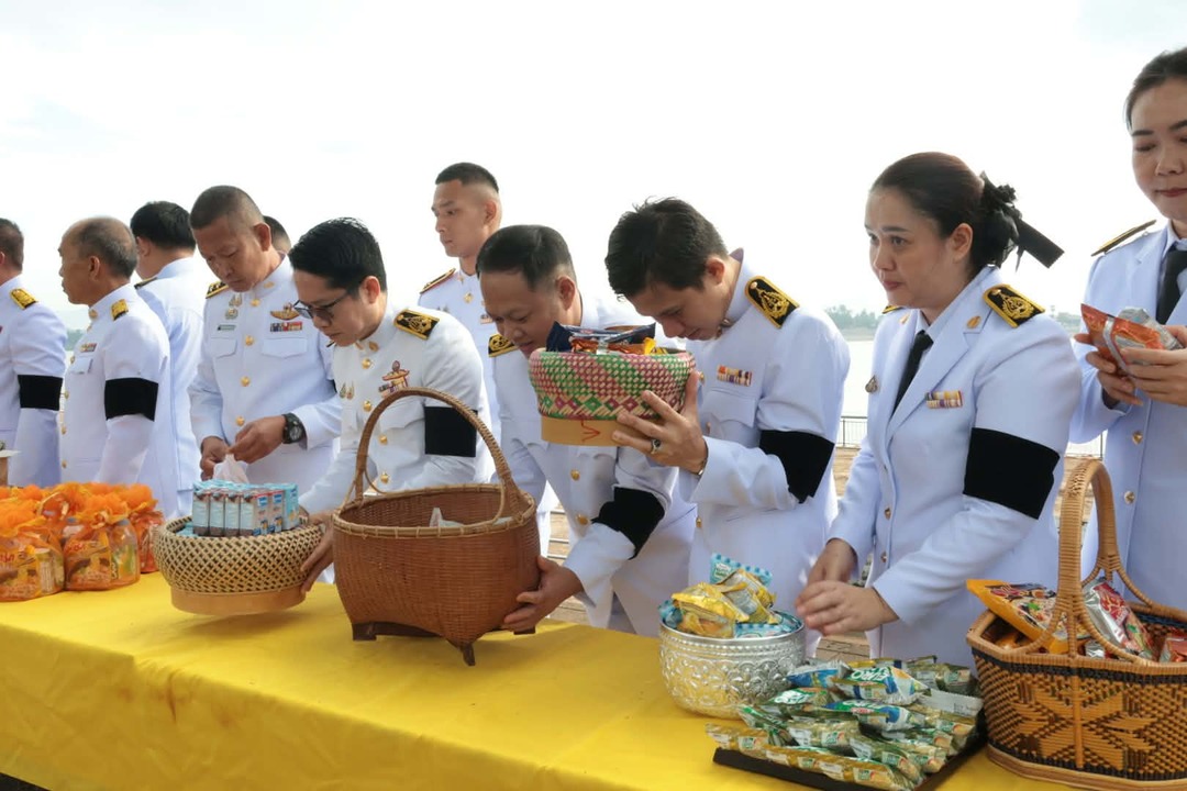 มหาวิทยาลัยนครพนมร่วมพิธีเจริญพระพุทธมนต์และทำบุญตักบาตรพระสงฆ์และวางพวงมาลา เนื่องในวันนวมินทรมหาราช ประจำปี 2569