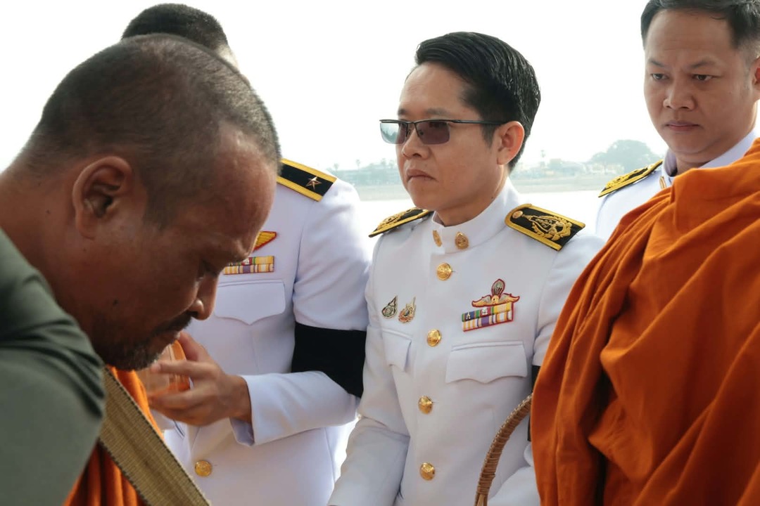 มหาวิทยาลัยนครพนมร่วมพิธีเจริญพระพุทธมนต์และทำบุญตักบาตรพระสงฆ์และวางพวงมาลา เนื่องในวันนวมินทรมหาราช ประจำปี 2569