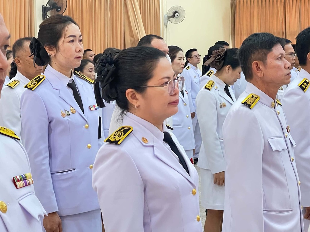 มหาวิทยาลัยนครพนมร่วมพิธีเจริญพระพุทธมนต์และทำบุญตักบาตรพระสงฆ์และวางพวงมาลา เนื่องในวันนวมินทรมหาราช ประจำปี 2569