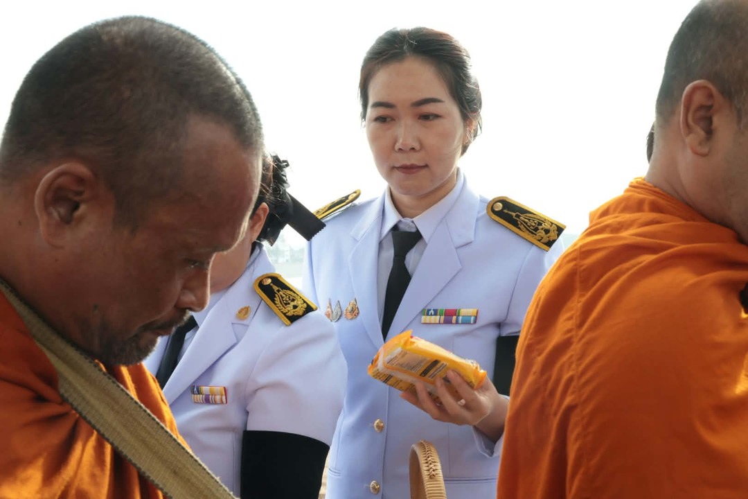มหาวิทยาลัยนครพนมร่วมพิธีเจริญพระพุทธมนต์และทำบุญตักบาตรพระสงฆ์และวางพวงมาลา เนื่องในวันนวมินทรมหาราช ประจำปี 2569