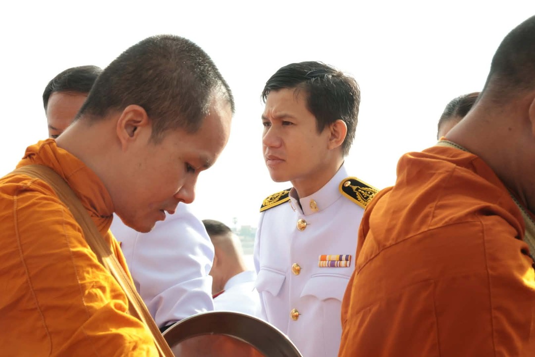 มหาวิทยาลัยนครพนมร่วมพิธีเจริญพระพุทธมนต์และทำบุญตักบาตรพระสงฆ์และวางพวงมาลา เนื่องในวันนวมินทรมหาราช ประจำปี 2569