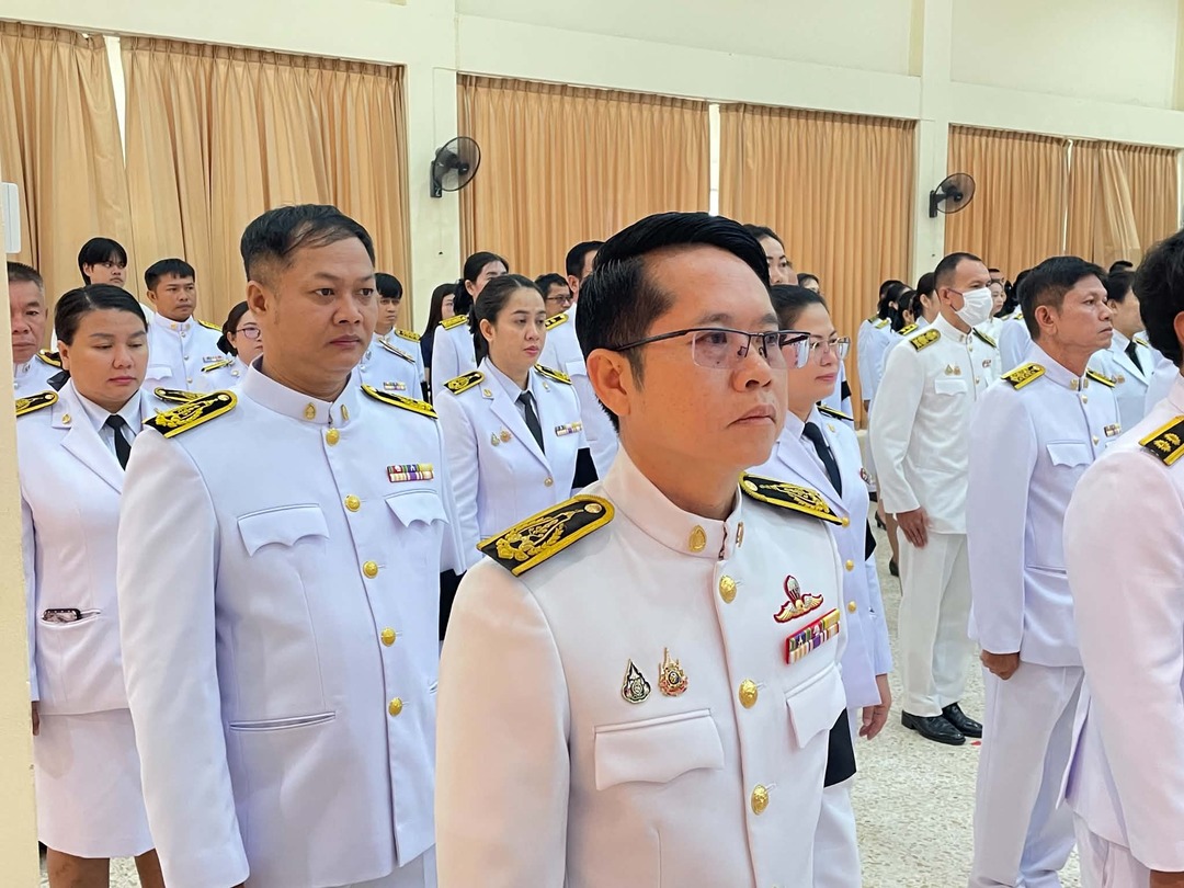 มหาวิทยาลัยนครพนมร่วมพิธีเจริญพระพุทธมนต์และทำบุญตักบาตรพระสงฆ์และวางพวงมาลา เนื่องในวันนวมินทรมหาราช ประจำปี 2569