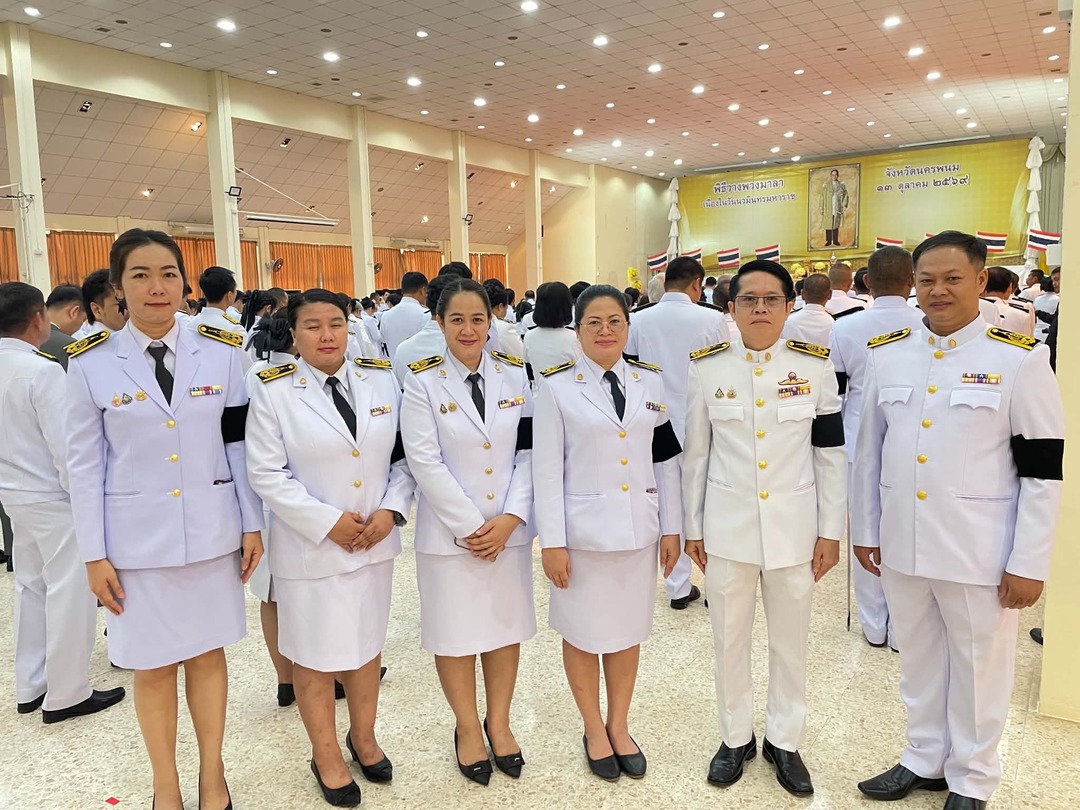 มหาวิทยาลัยนครพนมร่วมพิธีเจริญพระพุทธมนต์และทำบุญตักบาตรพระสงฆ์และวางพวงมาลา เนื่องในวันนวมินทรมหาราช ประจำปี 2569