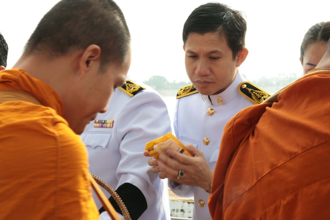 มหาวิทยาลัยนครพนมร่วมพิธีเจริญพระพุทธมนต์และทำบุญตักบาตรพระสงฆ์และวางพวงมาลา เนื่องในวันนวมินทรมหาราช ประจำปี 2569