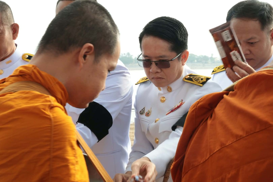 มหาวิทยาลัยนครพนมร่วมพิธีเจริญพระพุทธมนต์และทำบุญตักบาตรพระสงฆ์และวางพวงมาลา เนื่องในวันนวมินทรมหาราช ประจำปี 2569