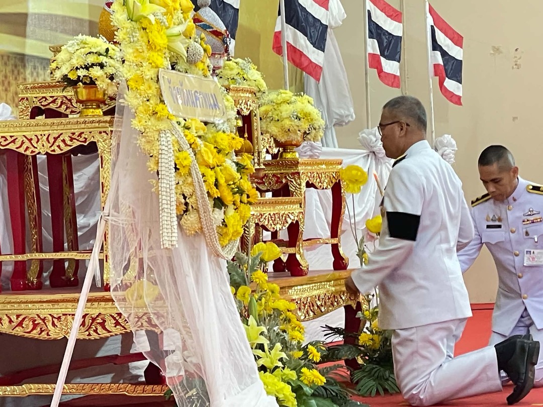 มหาวิทยาลัยนครพนมร่วมพิธีเจริญพระพุทธมนต์และทำบุญตักบาตรพระสงฆ์และวางพวงมาลา เนื่องในวันนวมินทรมหาราช ประจำปี 2569