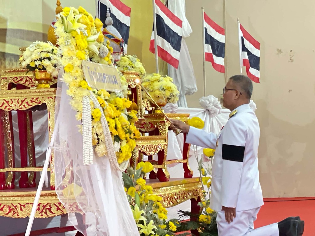 มหาวิทยาลัยนครพนมร่วมพิธีเจริญพระพุทธมนต์และทำบุญตักบาตรพระสงฆ์และวางพวงมาลา เนื่องในวันนวมินทรมหาราช ประจำปี 2569