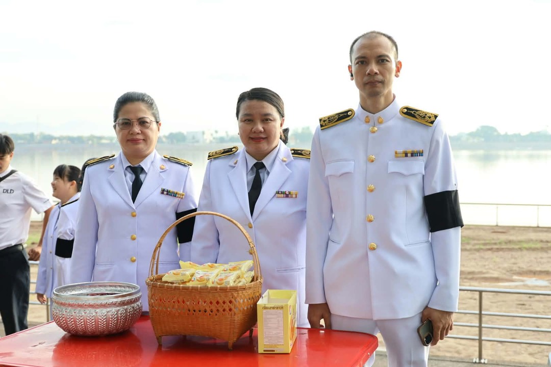 มหาวิทยาลัยนครพนมร่วมพิธีเจริญพระพุทธมนต์และทำบุญตักบาตรพระสงฆ์และวางพวงมาลา เนื่องในวันนวมินทรมหาราช ประจำปี 2569