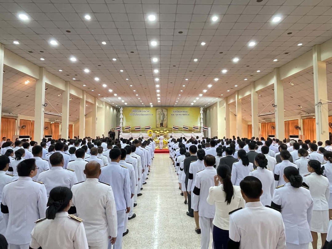 มหาวิทยาลัยนครพนมร่วมพิธีเจริญพระพุทธมนต์และทำบุญตักบาตรพระสงฆ์และวางพวงมาลา เนื่องในวันนวมินทรมหาราช ประจำปี 2569