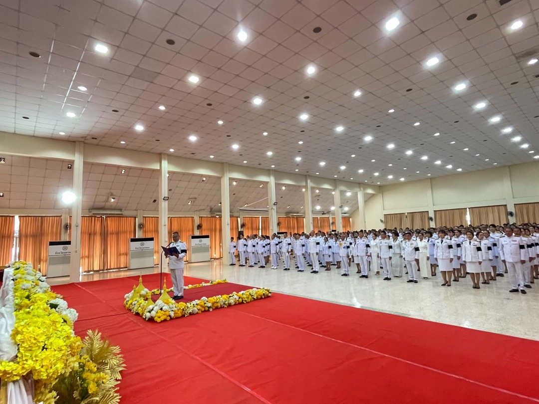 มหาวิทยาลัยนครพนมร่วมพิธีเจริญพระพุทธมนต์และทำบุญตักบาตรพระสงฆ์และวางพวงมาลา เนื่องในวันนวมินทรมหาราช ประจำปี 2569