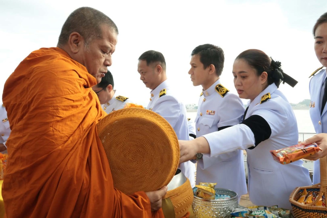 มหาวิทยาลัยนครพนมร่วมพิธีเจริญพระพุทธมนต์และทำบุญตักบาตรพระสงฆ์และวางพวงมาลา เนื่องในวันนวมินทรมหาราช ประจำปี 2569