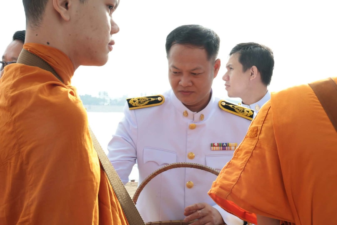 มหาวิทยาลัยนครพนมร่วมพิธีเจริญพระพุทธมนต์และทำบุญตักบาตรพระสงฆ์และวางพวงมาลา เนื่องในวันนวมินทรมหาราช ประจำปี 2569