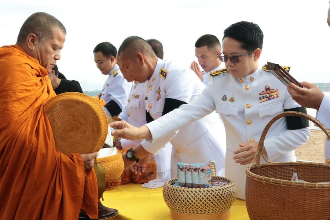 มหาวิทยาลัยนครพนมร่วมพิธีเจริญพระพุทธมนต์และทำบุญตักบาตรพระสงฆ์และวางพวงมาลา เนื่องในวันนวมินทรมหาราช ประจำปี 2569