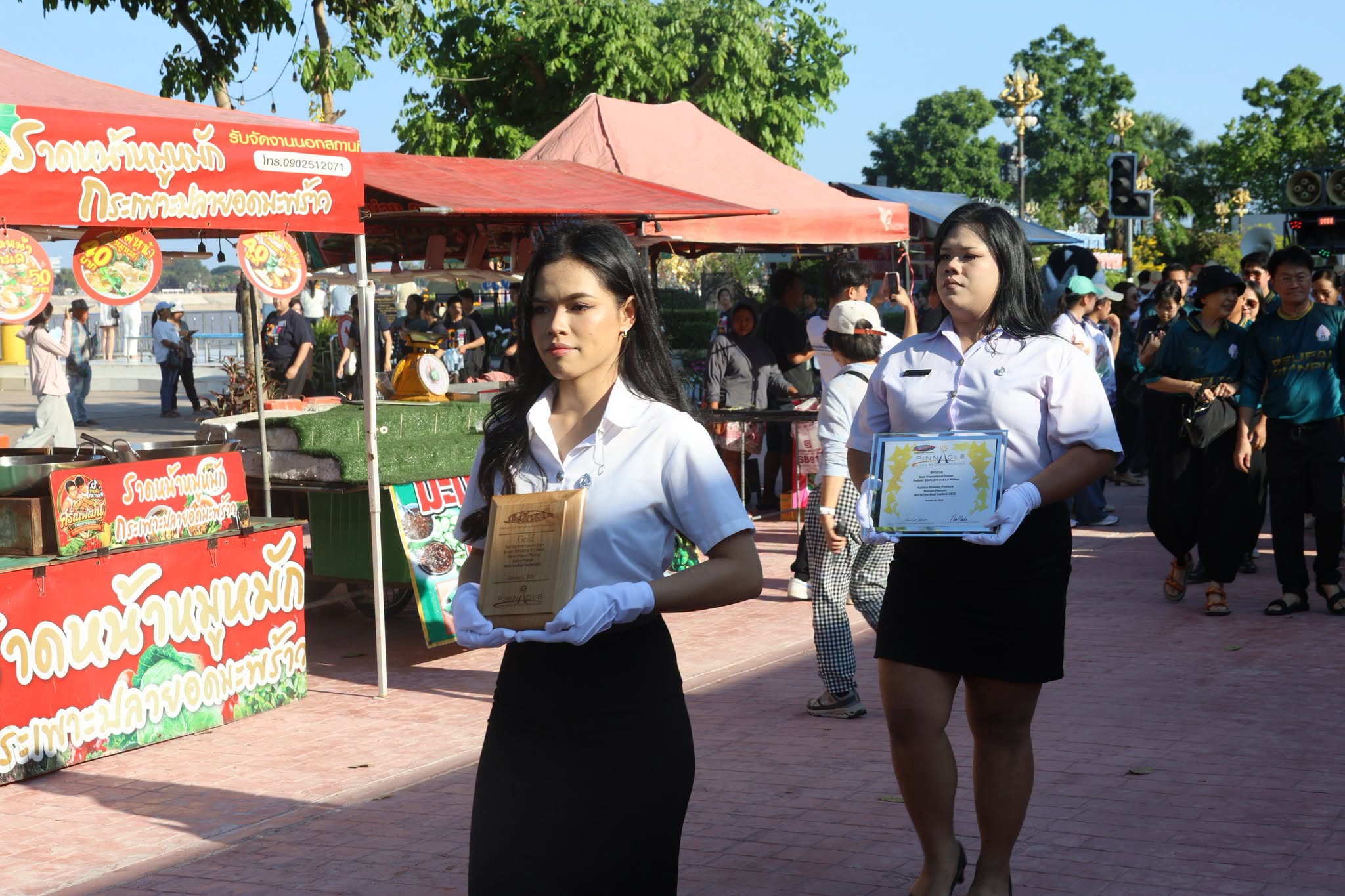Nakhon Phanom University Celebrates Global Success with Victory Parade for Nakhon Phanom Illuminated Boat Festival