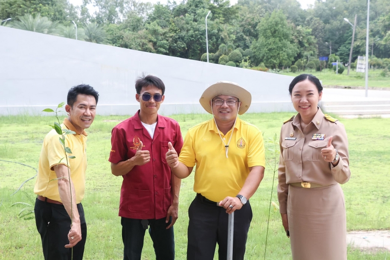 ม.นครพนม นำน้องใหม่ปลูกต้นกันเกรา 255 ต้น ลดคาร์บอน สร้างพื้นที่สีเขียว