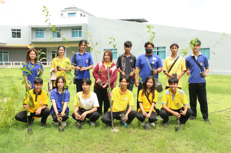 ม.นครพนม นำน้องใหม่ปลูกต้นกันเกรา 255 ต้น ลดคาร์บอน สร้างพื้นที่สีเขียว