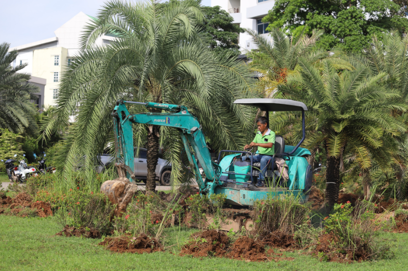 ม.นครพนม ปรับปรุงภูมิทัศน์วงเวียนในมหาวิทยาลัย เพื่อใช้เป็นพื้นที่จอดรถและลานอเนกประสงค์