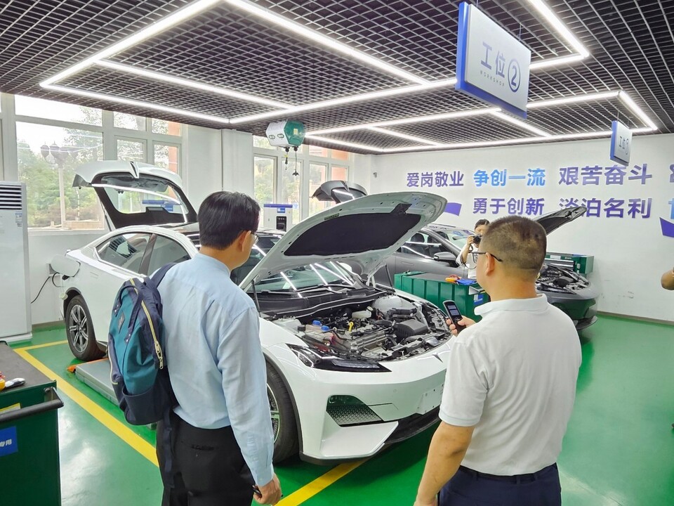 ม.นครพนม หารือวิทยาลัยอาชีวศึกษาเมืองฉงชิ่ง สาธารณรัฐประชาชนจีน พัฒนาหลักสูตรด้าน EV ทั้งในระดับ ปวส. และ ป.ตรี