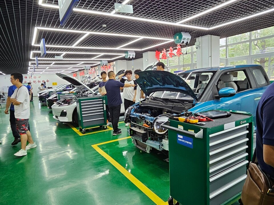 ม.นครพนม หารือวิทยาลัยอาชีวศึกษาเมืองฉงชิ่ง สาธารณรัฐประชาชนจีน พัฒนาหลักสูตรด้าน EV ทั้งในระดับ ปวส. และ ป.ตรี