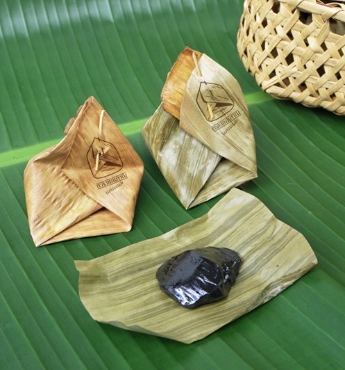 คณะนักวิจัย ม.นครพนม ร่วมขับเคลื่อนพัฒนาศักยภาพผู้ประกอบการตลอดสายโซ่ผลิตภัณฑ์กะละแมโบราณนครพนมด้วยกลไกขับเคลื่อนห่วงโซ่คุณค่าใหม่บนฐานทุนทรัพยากรพื้นถิ่น ปีที่ 2 (A research team from Nakhon Phanom University is collaborating to drive the development of entrepreneurial capacity throughout the entire supply chain of Nakhon Phanom's ancient caramel candy, utilizing the mechanism of a new value chain driven by local resource capital, in its second year.)