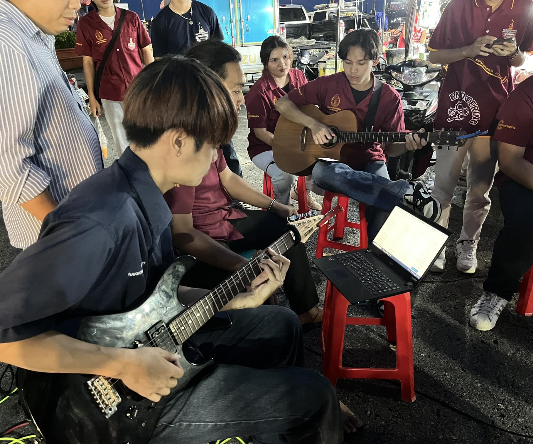 นักศึกษา จิตอาสา ม.นครพนม เล่นดนตรีเปิดหมวกรับบริจาคเงิน-สิ่งของ สมทบ “ก้อง ห้วยไร่” ช่วยเหลือภัยน้ำท่วม