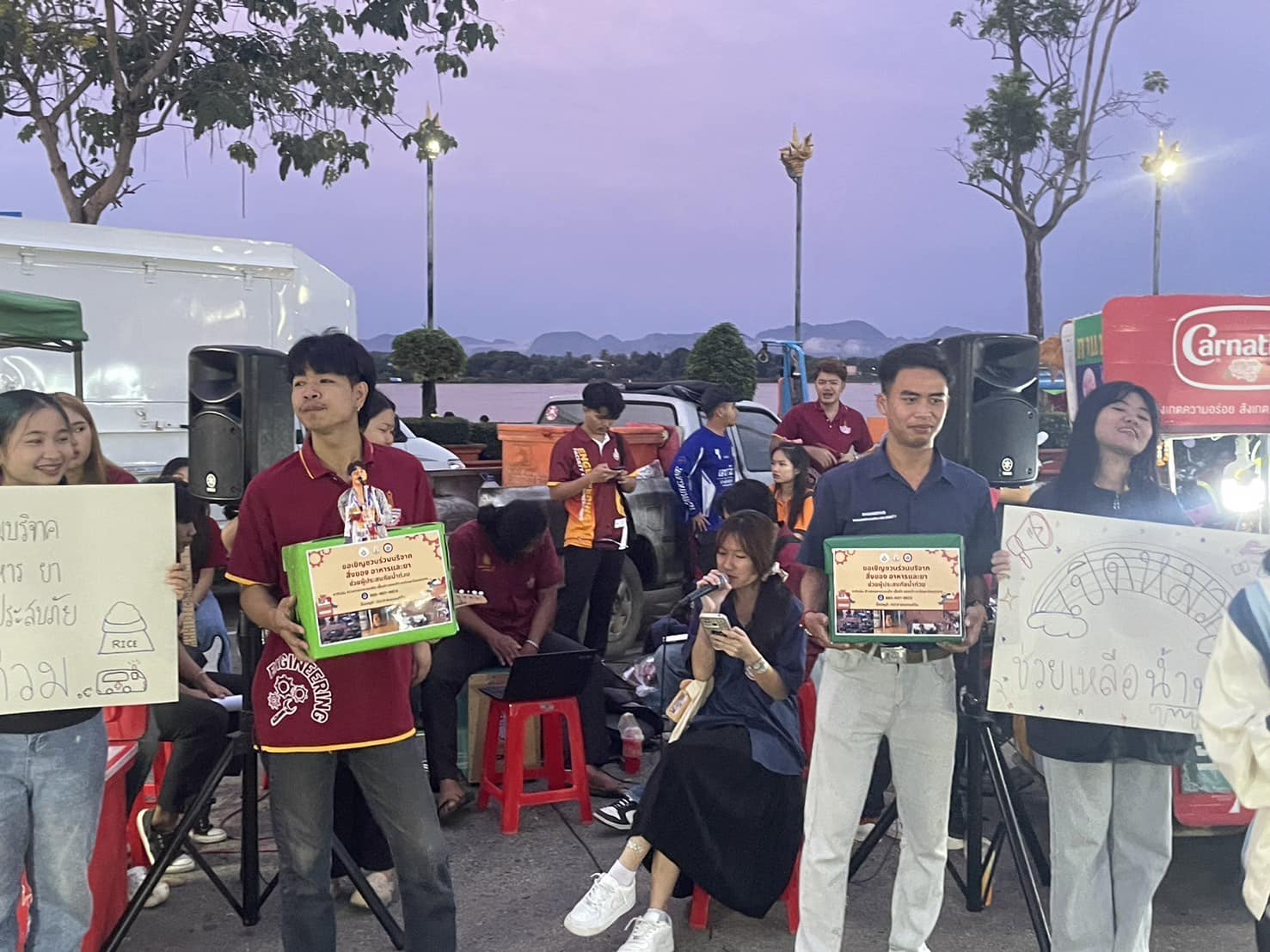 นักศึกษา จิตอาสา ม.นครพนม เล่นดนตรีเปิดหมวกรับบริจาคเงิน-สิ่งของ สมทบ “ก้อง ห้วยไร่” ช่วยเหลือภัยน้ำท่วม