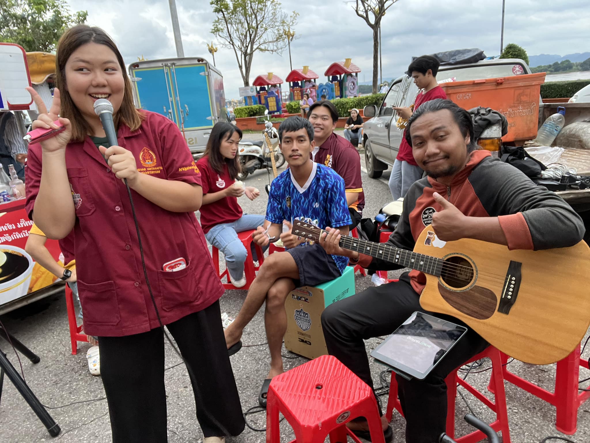 นักศึกษา จิตอาสา ม.นครพนม เล่นดนตรีเปิดหมวกรับบริจาคเงิน-สิ่งของ สมทบ “ก้อง ห้วยไร่” ช่วยเหลือภัยน้ำท่วม