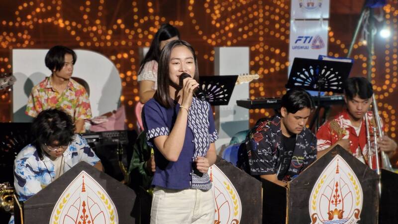 ม.นครพนม จัดไหลเรือไฟโชว์ สืบสานภูมิปัญญาประเพณีไหลเรือไฟ เฉลิมฉลองจุดพลุ 19 ดอก 19 ปี มหาวิทยาลัย