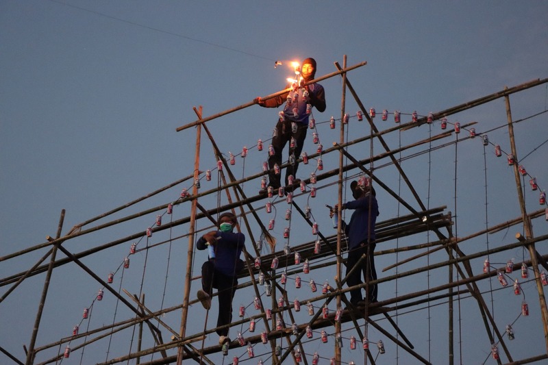 Nakhon Phanom University Presents Illuminated Boat Show, Preserving Traditional Wisdom with 19 Celebratory Fireworks for University's 19th Anniversary