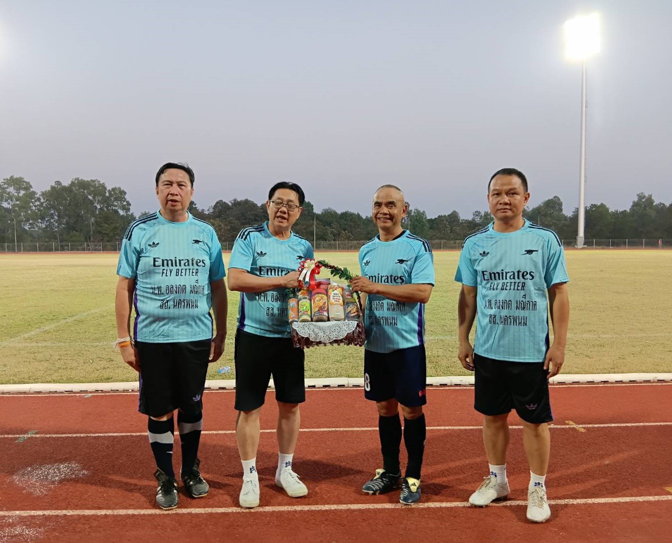 อธิการบดี ม.นครพนม ร่วมเตะฟุตบอลเชื่อมความสัมพันธ์หน่วยงานราชการจังหวัด