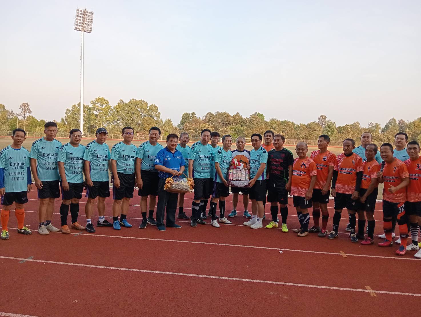 อธิการบดี ม.นครพนม ร่วมเตะฟุตบอลเชื่อมความสัมพันธ์หน่วยงานราชการจังหวัด