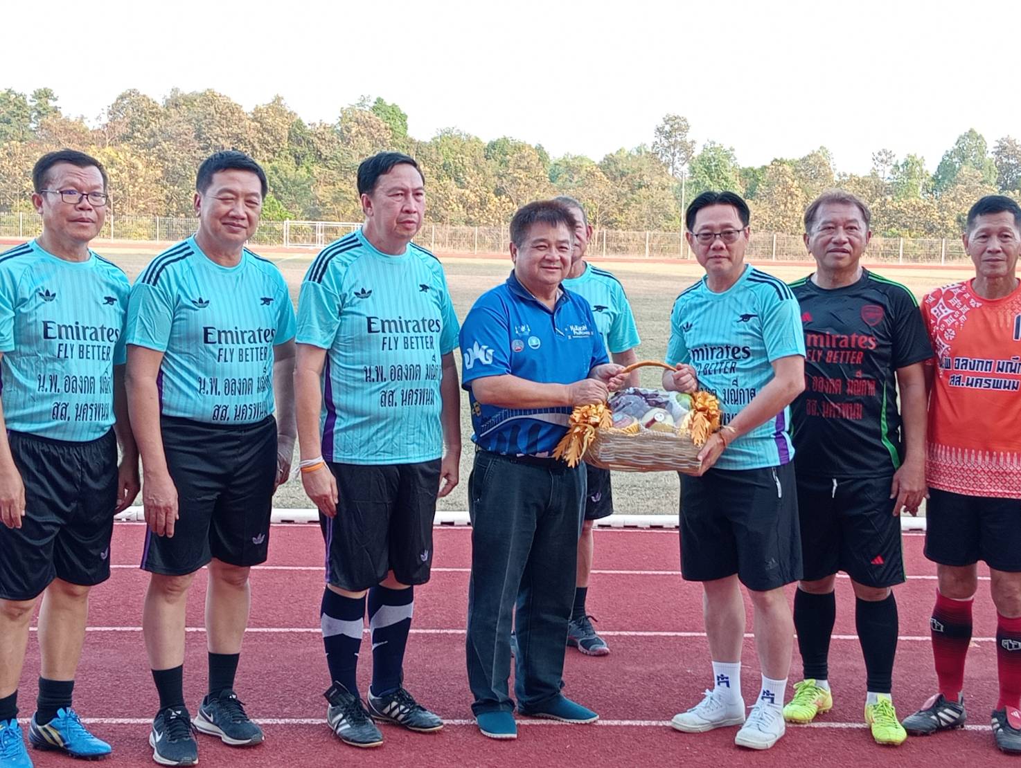 อธิการบดี ม.นครพนม ร่วมเตะฟุตบอลเชื่อมความสัมพันธ์หน่วยงานราชการจังหวัด