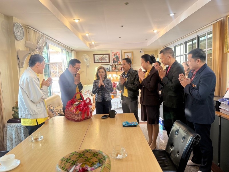 อธิการบดีมหาวิทยาลัยนครพนมพร้อมคณะผู้บริหาร ม.นครพนม เข้าสวัสดีปีใหม่ ท่านสส.มนพร เจริญศรี