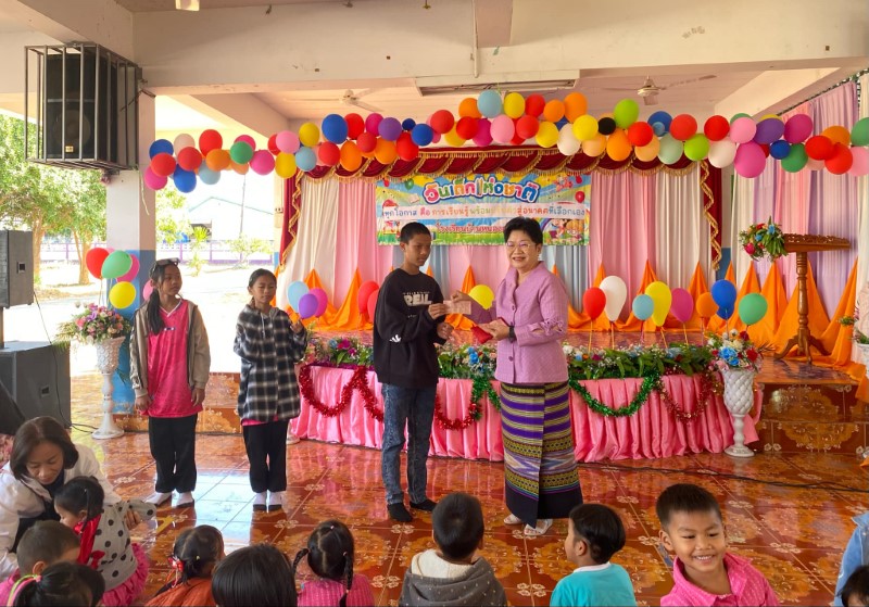 ม.นครพนม สนับสนุนขนมและของรางวัลเนื่องในวันเด็กแห่งชาติ ประจำปี 2568