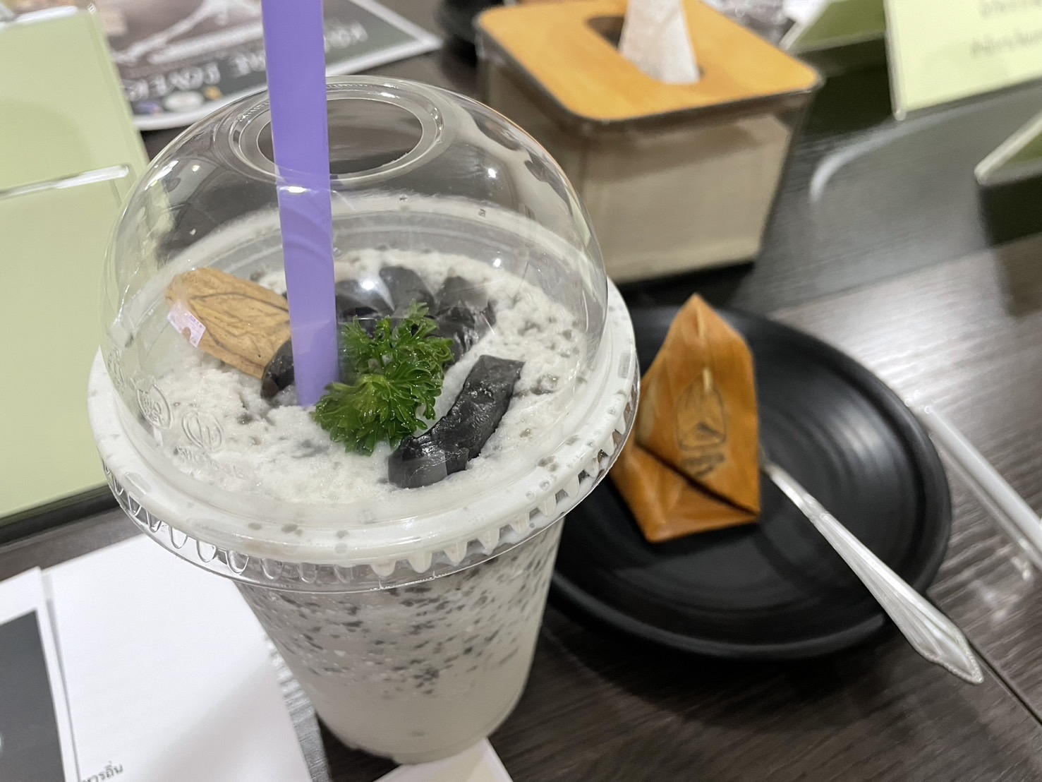 ทีมนักวิจัยกะละแม ม.นครพนม จับมือผู้ประกอบการร้านอาหารรังสรรค์เมนูพิเศษจากกะละแมโบราณ (A team of KALAMAE researchers from Nakhon Phanom University has partnered with restaurant owners to create special menus using ancient sticky rice candy.)