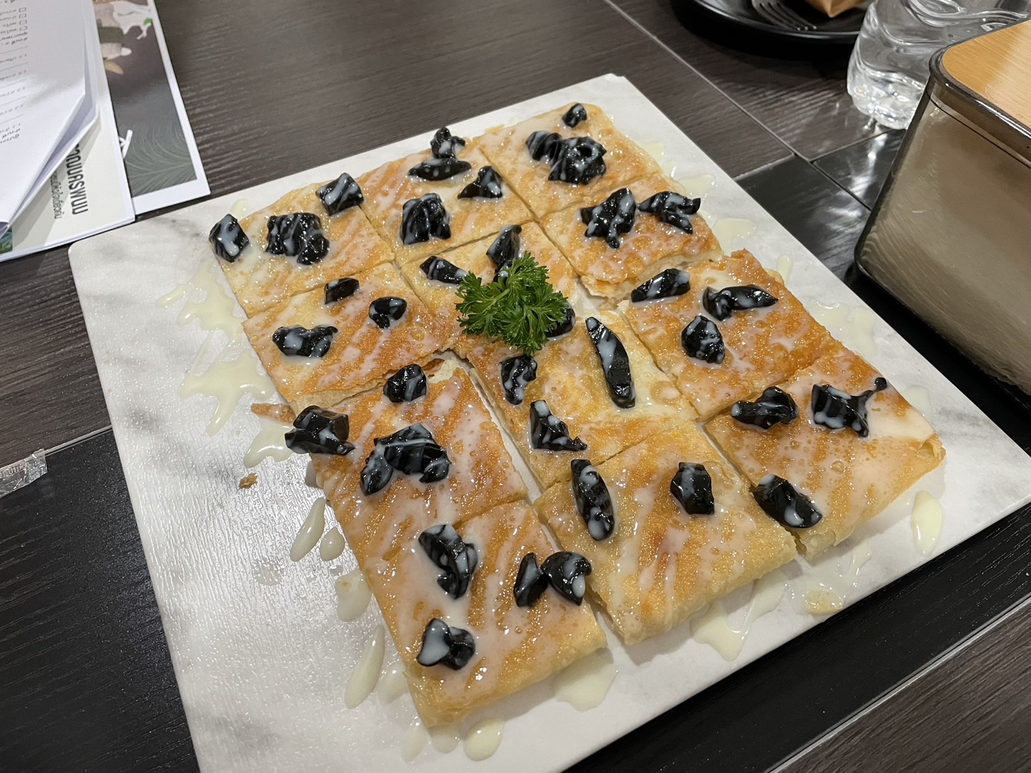 ทีมนักวิจัยกะละแม ม.นครพนม จับมือผู้ประกอบการร้านอาหารรังสรรค์เมนูพิเศษจากกะละแมโบราณ (A team of KALAMAE researchers from Nakhon Phanom University has partnered with restaurant owners to create special menus using ancient sticky rice candy.)