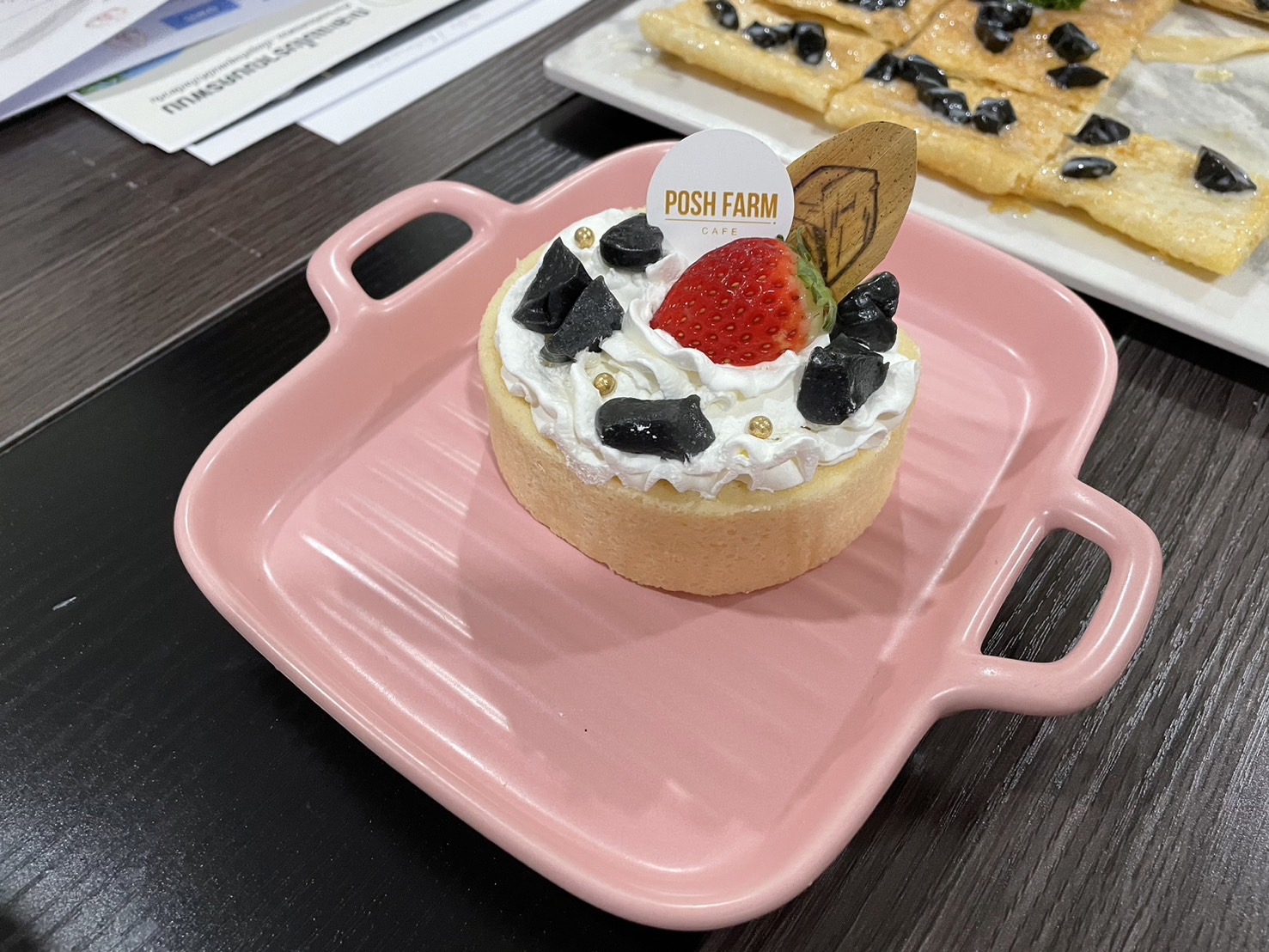 ทีมนักวิจัยกะละแม ม.นครพนม จับมือผู้ประกอบการร้านอาหารรังสรรค์เมนูพิเศษจากกะละแมโบราณ (A team of KALAMAE researchers from Nakhon Phanom University has partnered with restaurant owners to create special menus using ancient sticky rice candy.)