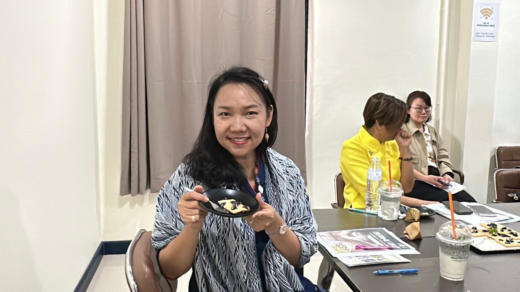 ทีมนักวิจัยกะละแม ม.นครพนม จับมือผู้ประกอบการร้านอาหารรังสรรค์เมนูพิเศษจากกะละแมโบราณ (A team of KALAMAE researchers from Nakhon Phanom University has partnered with restaurant owners to create special menus using ancient sticky rice candy.)