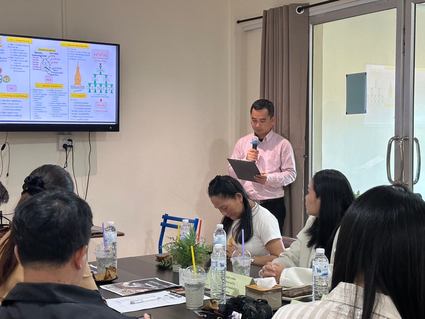 ทีมนักวิจัยกะละแม ม.นครพนม จับมือผู้ประกอบการร้านอาหารรังสรรค์เมนูพิเศษจากกะละแมโบราณ (A team of KALAMAE researchers from Nakhon Phanom University has partnered with restaurant owners to create special menus using ancient sticky rice candy.)