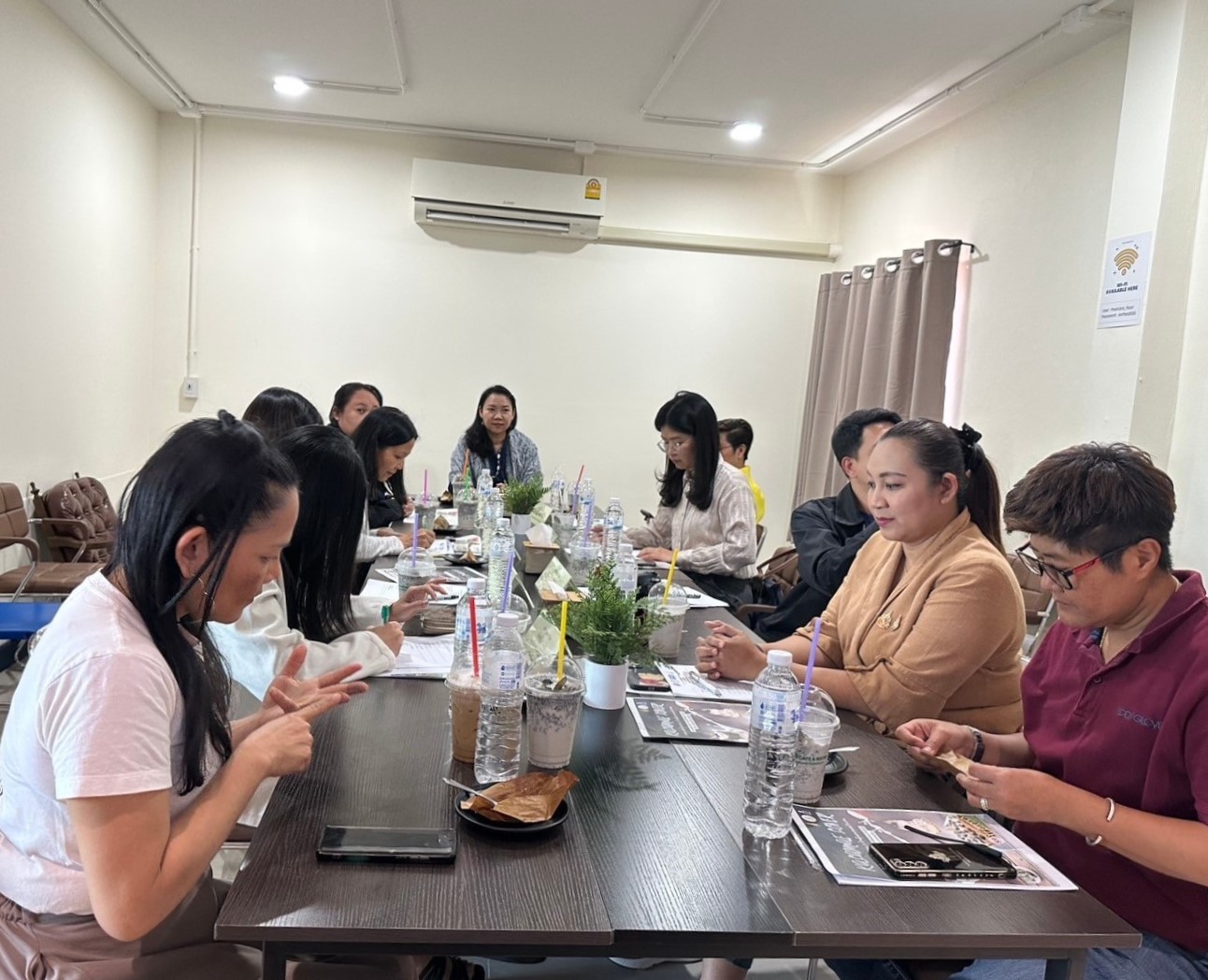 ทีมนักวิจัยกะละแม ม.นครพนม จับมือผู้ประกอบการร้านอาหารรังสรรค์เมนูพิเศษจากกะละแมโบราณ (A team of KALAMAE researchers from Nakhon Phanom University has partnered with restaurant owners to create special menus using ancient sticky rice candy.)