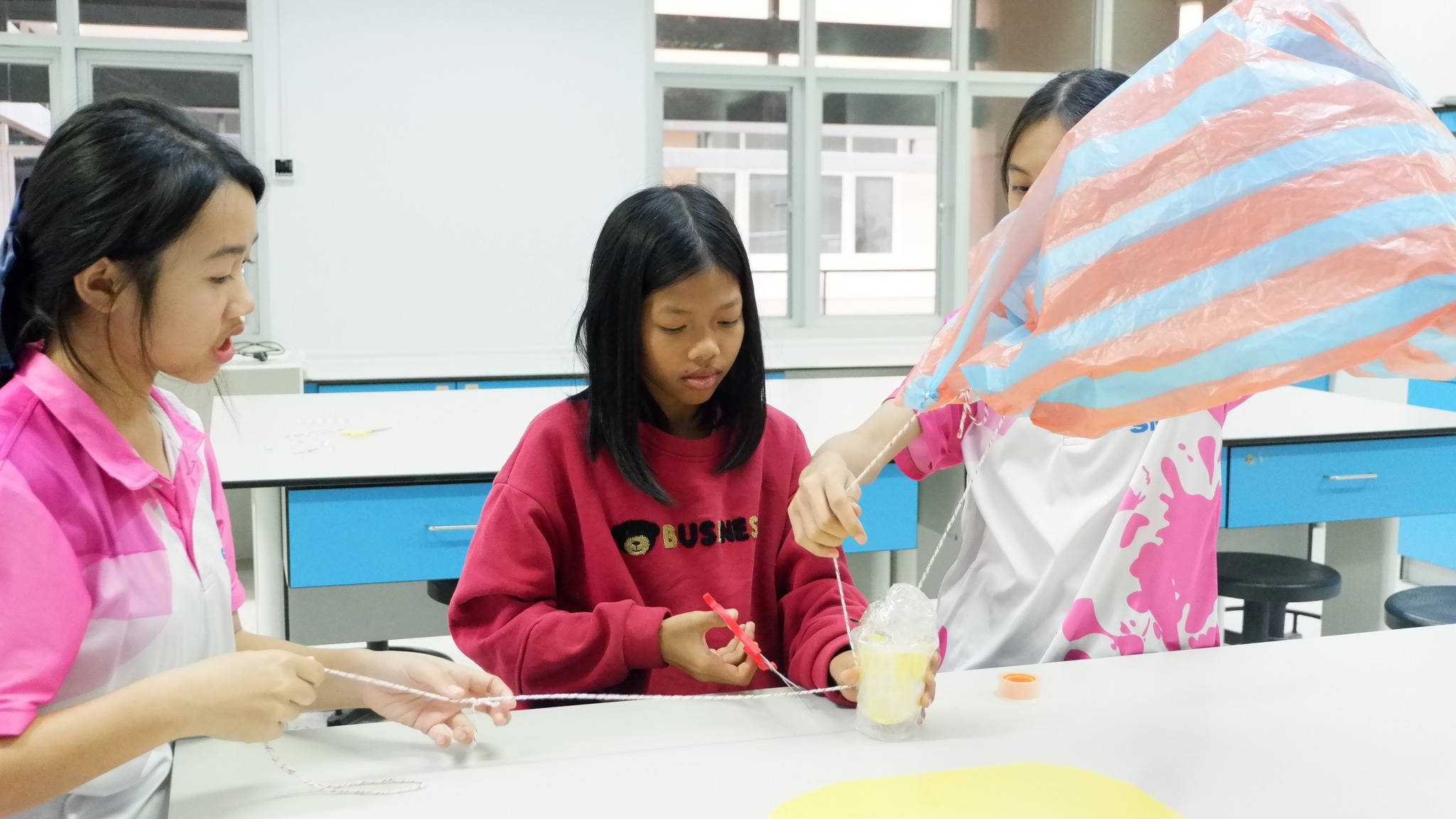 คณะวิทยาศาสตร์ ม.นครพนม จัดโครงการพัฒนาทักษะกระบวนการทางวิทยาศาสตร์แก่นักเรียนห้องเรียนพิเศษ SME โรงเรียนห้องแซงวิทยาคม อำเภอเลิงนกทา จังหวัดยโสธร