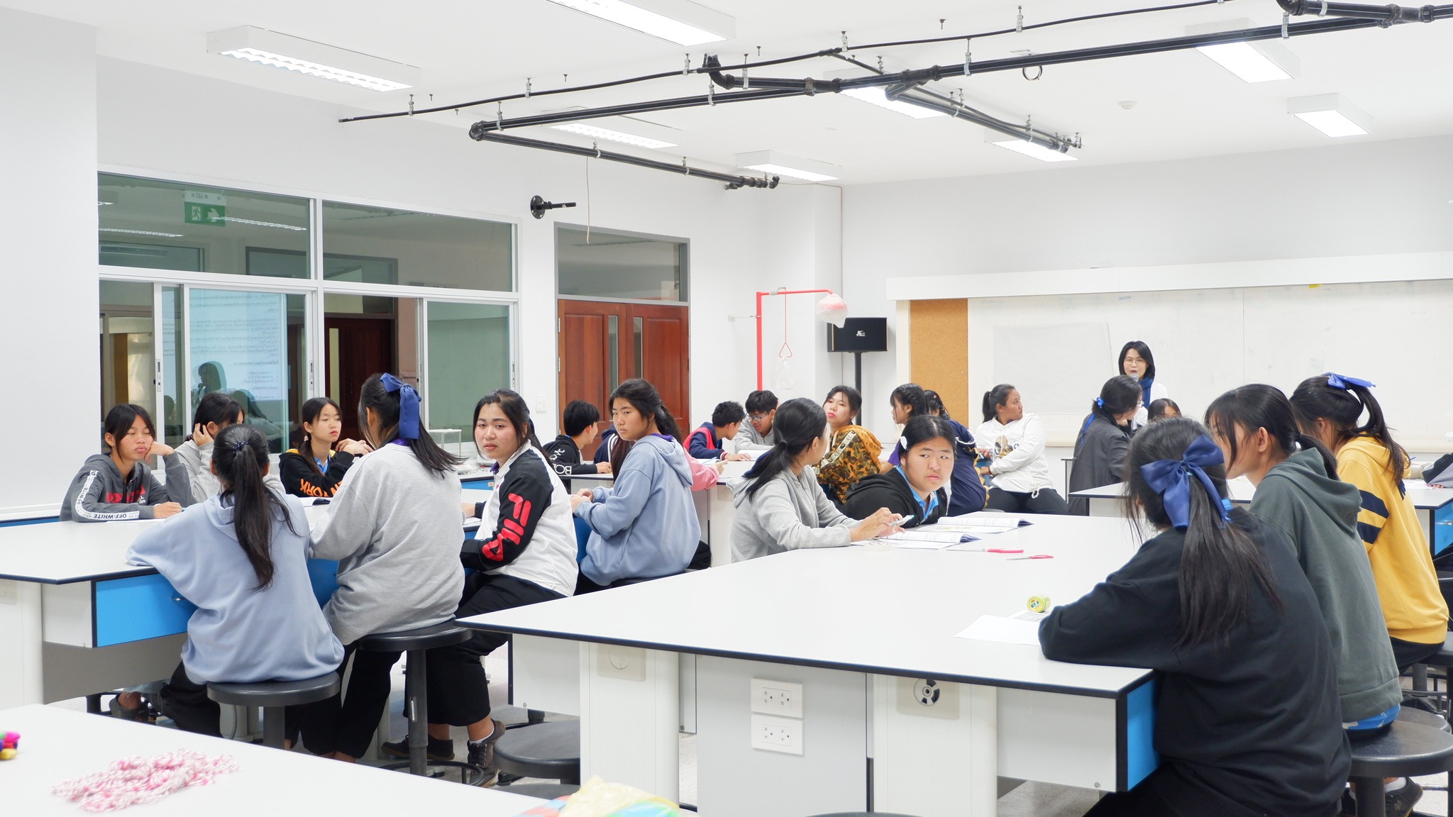 คณะวิทยาศาสตร์ ม.นครพนม จัดโครงการพัฒนาทักษะกระบวนการทางวิทยาศาสตร์แก่นักเรียนห้องเรียนพิเศษ SME โรงเรียนห้องแซงวิทยาคม อำเภอเลิงนกทา จังหวัดยโสธร