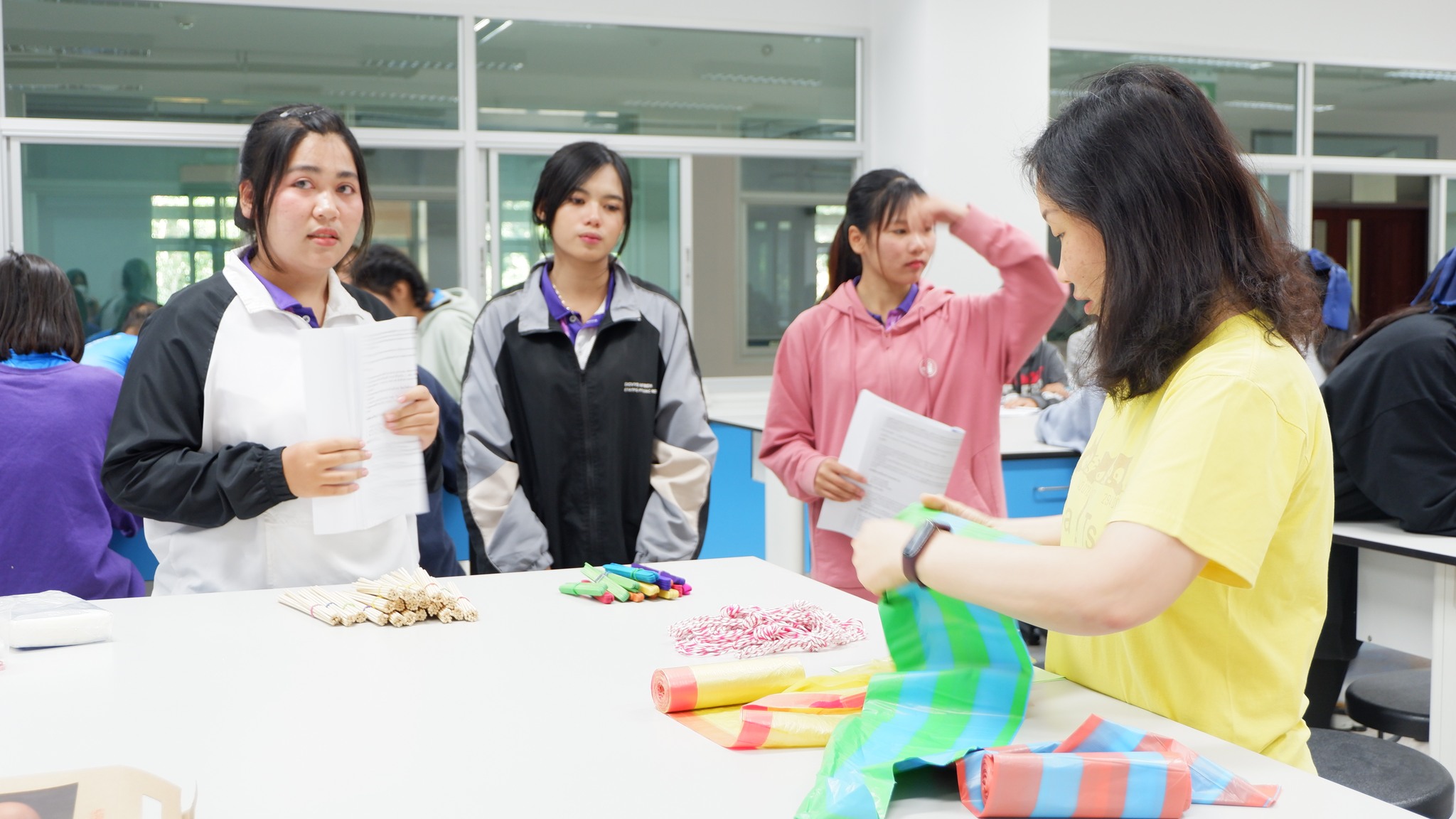 คณะวิทยาศาสตร์ ม.นครพนม จัดโครงการพัฒนาทักษะกระบวนการทางวิทยาศาสตร์แก่นักเรียนห้องเรียนพิเศษ SME โรงเรียนห้องแซงวิทยาคม อำเภอเลิงนกทา จังหวัดยโสธร