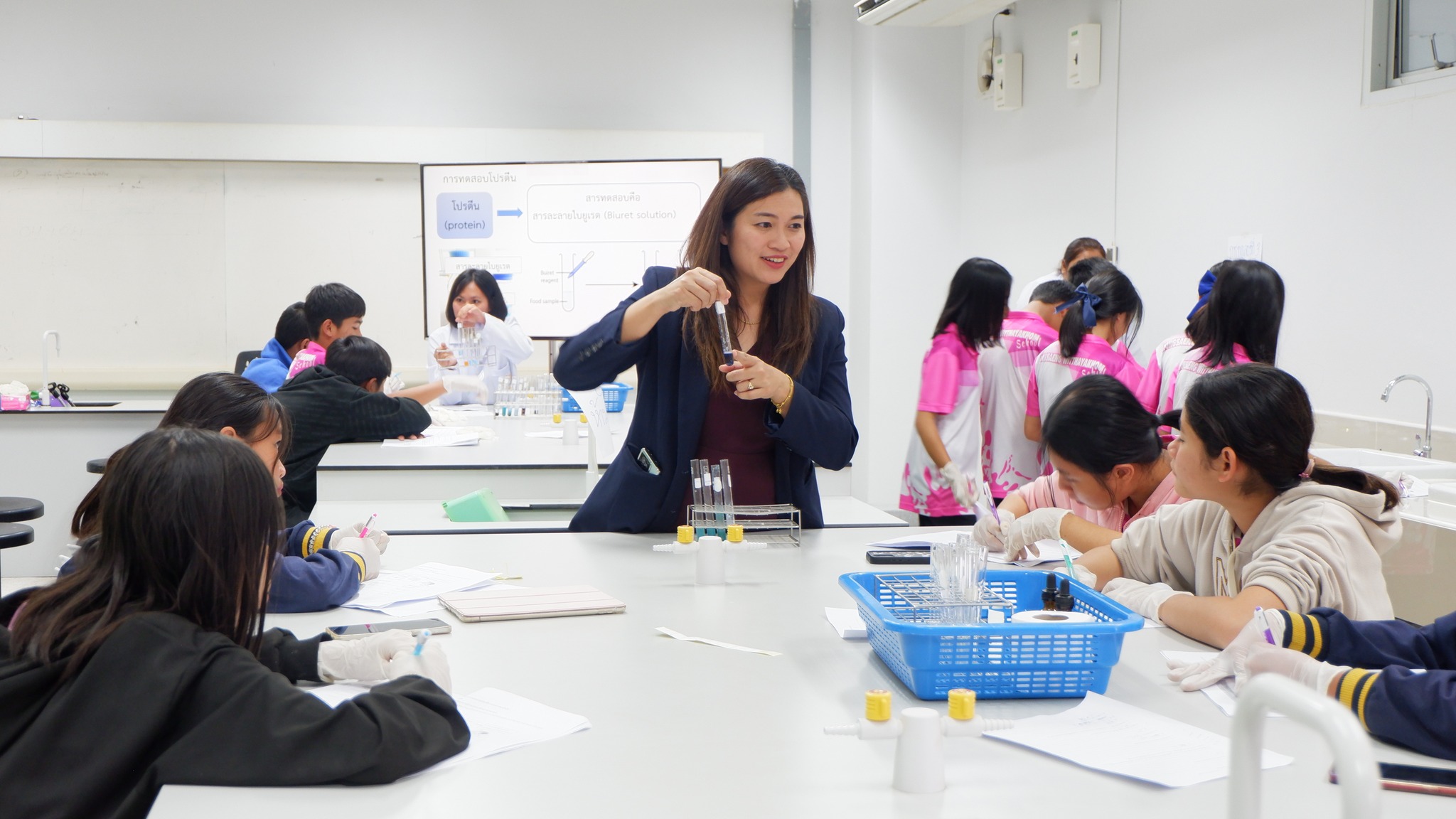 คณะวิทยาศาสตร์ ม.นครพนม จัดโครงการพัฒนาทักษะกระบวนการทางวิทยาศาสตร์แก่นักเรียนห้องเรียนพิเศษ SME โรงเรียนห้องแซงวิทยาคม อำเภอเลิงนกทา จังหวัดยโสธร