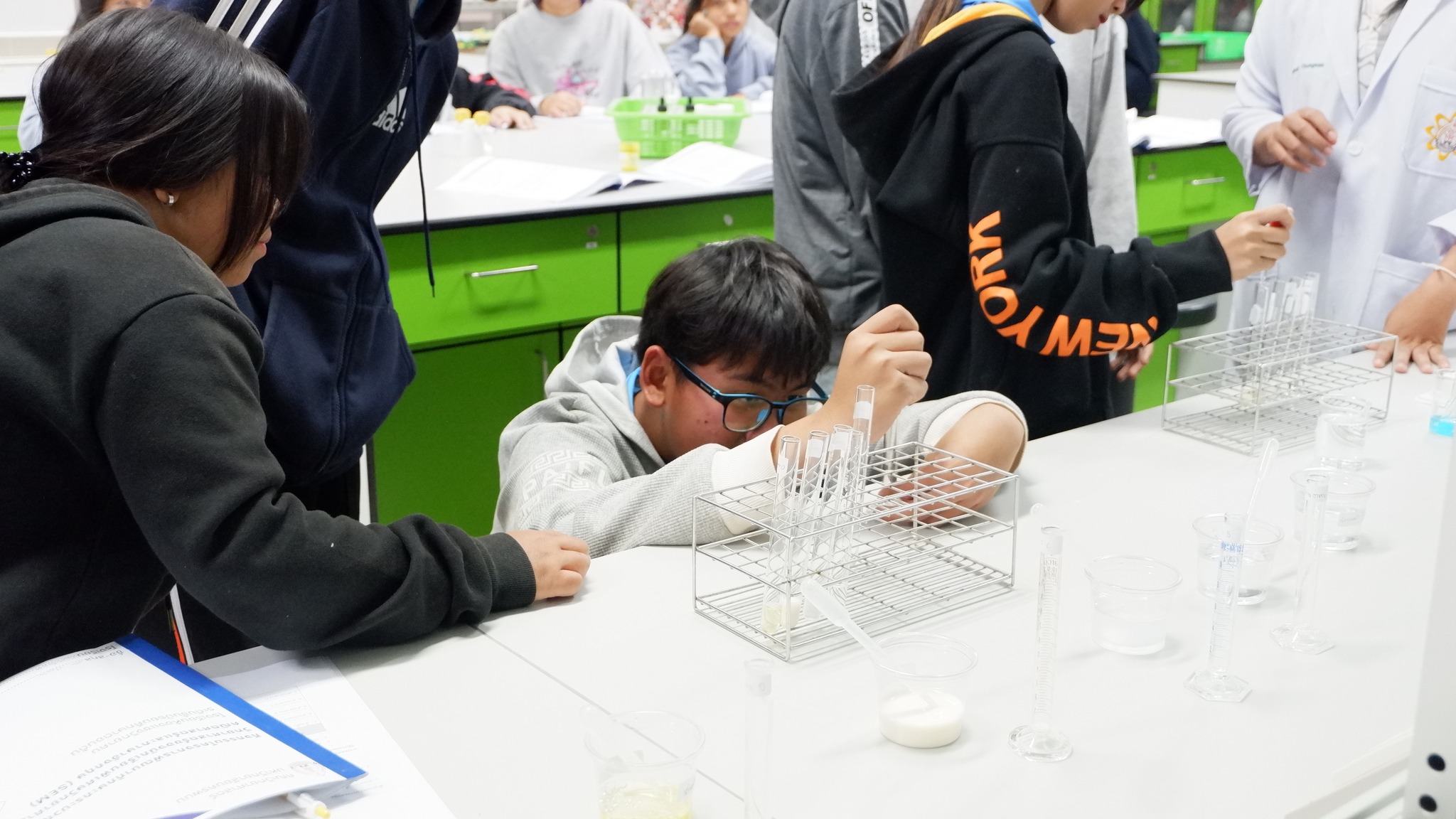 คณะวิทยาศาสตร์ ม.นครพนม จัดโครงการพัฒนาทักษะกระบวนการทางวิทยาศาสตร์แก่นักเรียนห้องเรียนพิเศษ SME โรงเรียนห้องแซงวิทยาคม อำเภอเลิงนกทา จังหวัดยโสธร