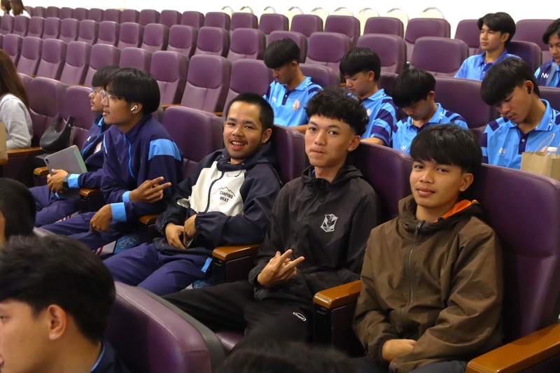 ม.นครพนม ร่วมกับ สมาคมกีฬาแห่งจังหวัดนครพนม จัดกิจกรรมฝึกทักษะฟุตบอลเยาวชนในพื้นที่ กว่า 300 คน (Nakhon Phanom University, in collaboration with the Nakhon Phanom Provincial Sports Association, organized a youth football skills training event for over 300 participants in the area.)