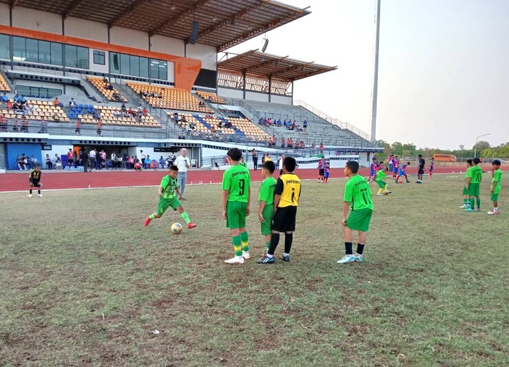 ม.นครพนม ร่วมกับ สมาคมกีฬาแห่งจังหวัดนครพนม จัดกิจกรรมฝึกทักษะฟุตบอลเยาวชนในพื้นที่ กว่า 300 คน (Nakhon Phanom University, in collaboration with the Nakhon Phanom Provincial Sports Association, organized a youth football skills training event for over 300 participants in the area.)