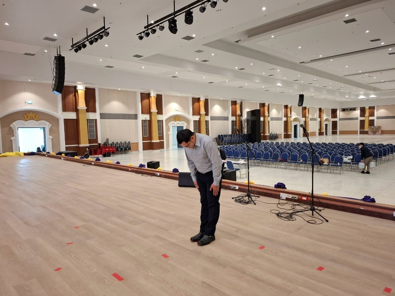 ม.นครพนม ประชุมคณะกรรมการฝ่ายฝึกซ้อมบัณฑิต และตรวจสอบความเรียบร้อย บริเวรณจุดตรวจโลหะ