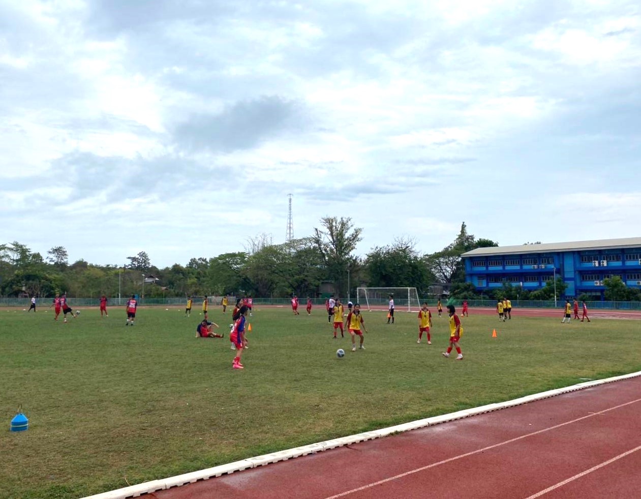 ม.นครพนม จับมือ สมาคมกีฬาแห่งจังหวัดนครพนม ฝึกสอนทักษะกีฬาฟุตบอลขั้นพื้นฐานแก่เยาวชนจังหวัดนครพนม