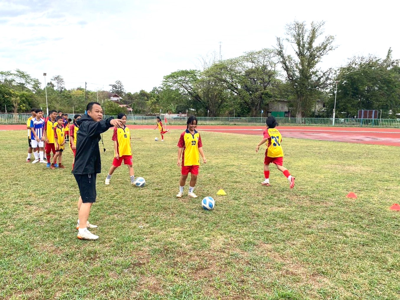 ม.นครพนม จับมือ สมาคมกีฬาแห่งจังหวัดนครพนม ฝึกสอนทักษะกีฬาฟุตบอลขั้นพื้นฐานแก่เยาวชนจังหวัดนครพนม